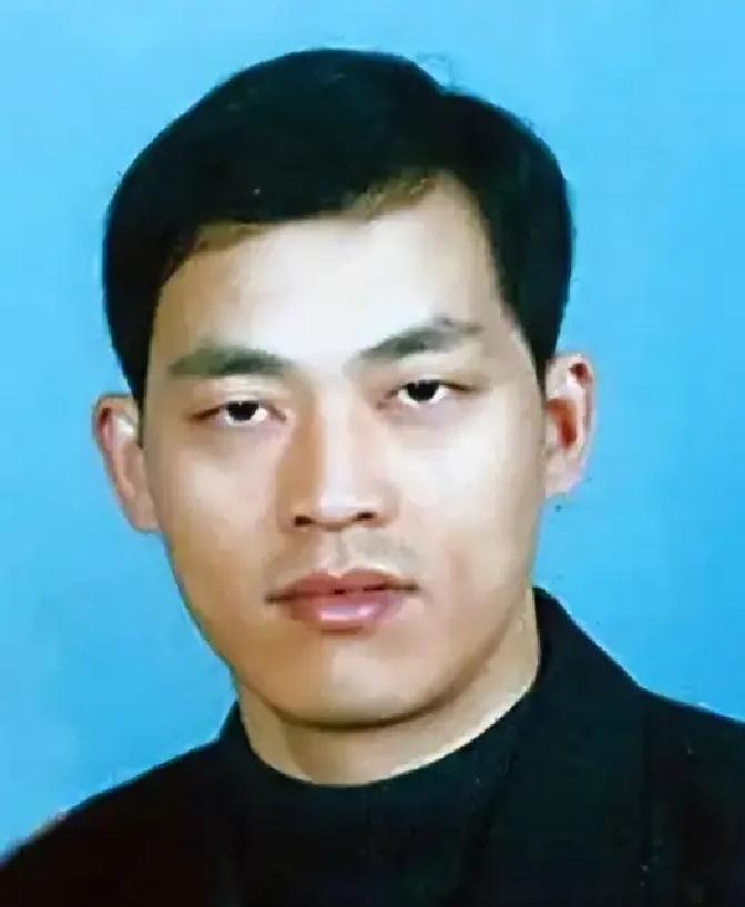2003年，悍匪谢先荣被当场击毙，怎料，经法医查验后，发现他的额头有一个拳头大小