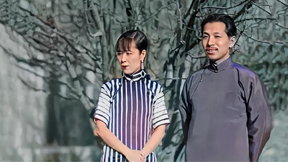 张学良与于凤至在外出散步时，到一寺庙，见到一女，正交谈，于凤至却突然摔倒至这个女