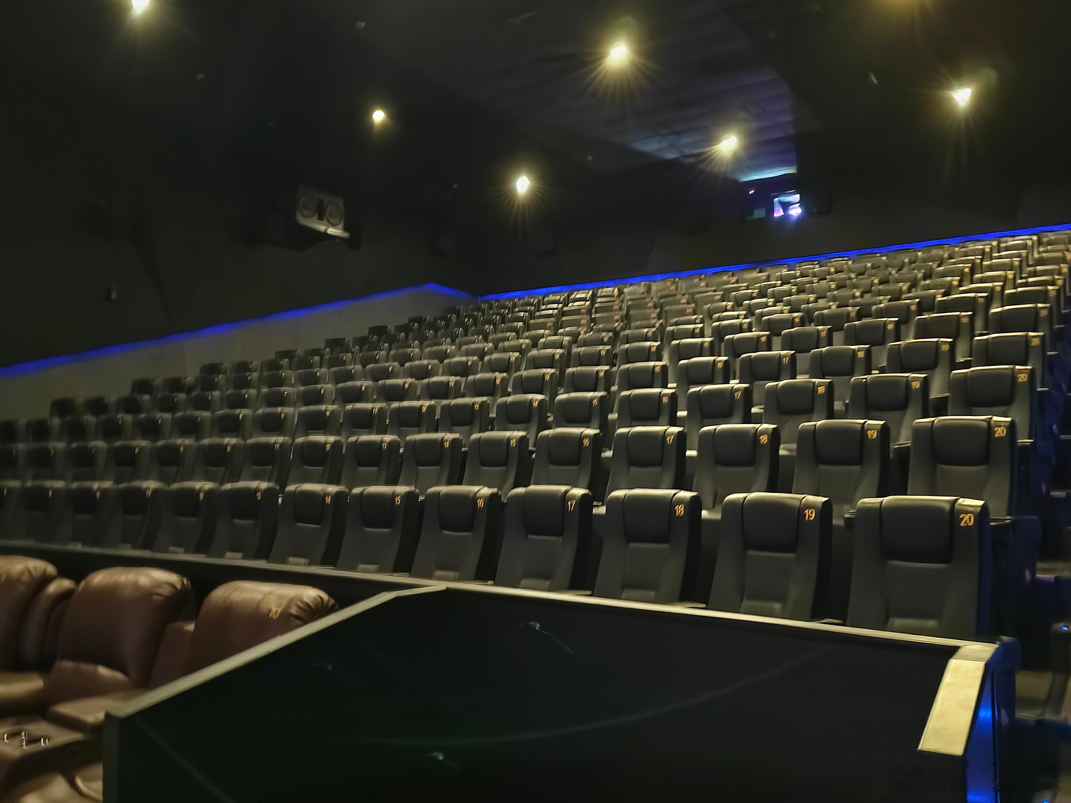 听完周深陈嘉桦的片尾曲，看完字幕才离场。虽然没有真人表演和实景，动漫电影烧脑和呈