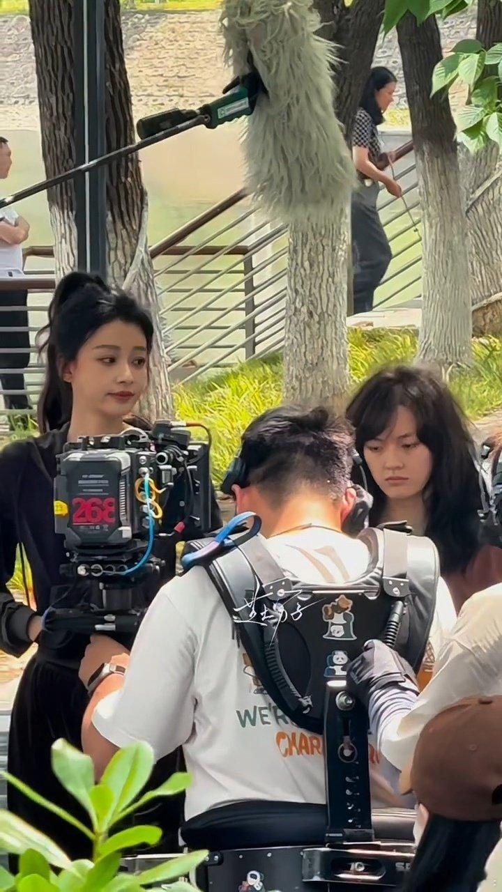 孙怡反差造型雷霆出击谁给孙怡做的雷霆造型孙怡新造型冲击力太强，温柔姐姐秒变暗黑拽