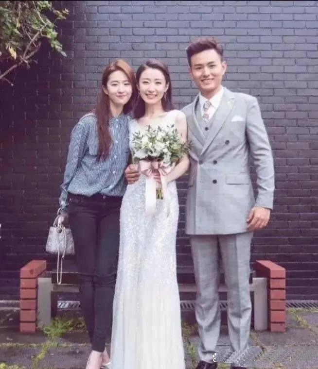 刘亦菲随随便便穿个便服参加婚礼，都能比新娘漂亮，这就是绝对美貌的存在感 