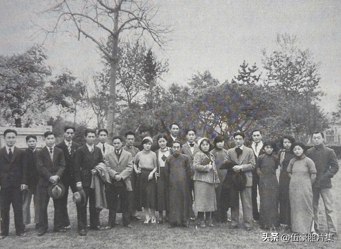 1934年，徐悲鸿与国立中央大学教育学院艺术专修科西面组师生合影。前排左起为胡士