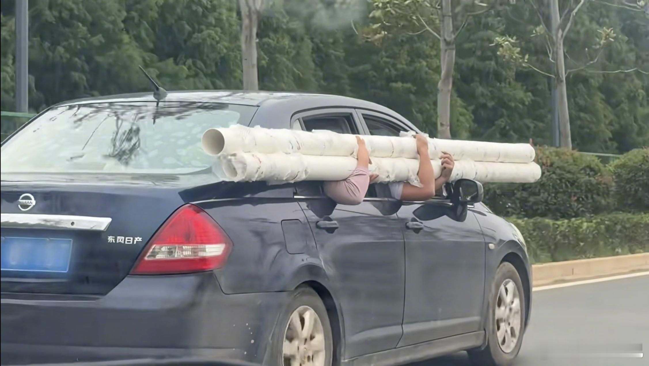 哈？司机右后视镜是不是看不到了？ 