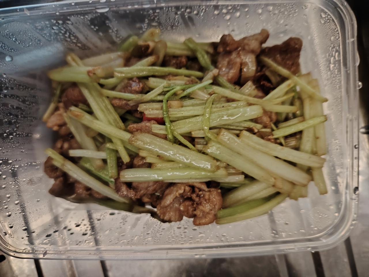 细香芹不能当做主菜吃，只能当做调料。粗芹菜对于血尚可的人可以当主菜吃。阿育吠陀认