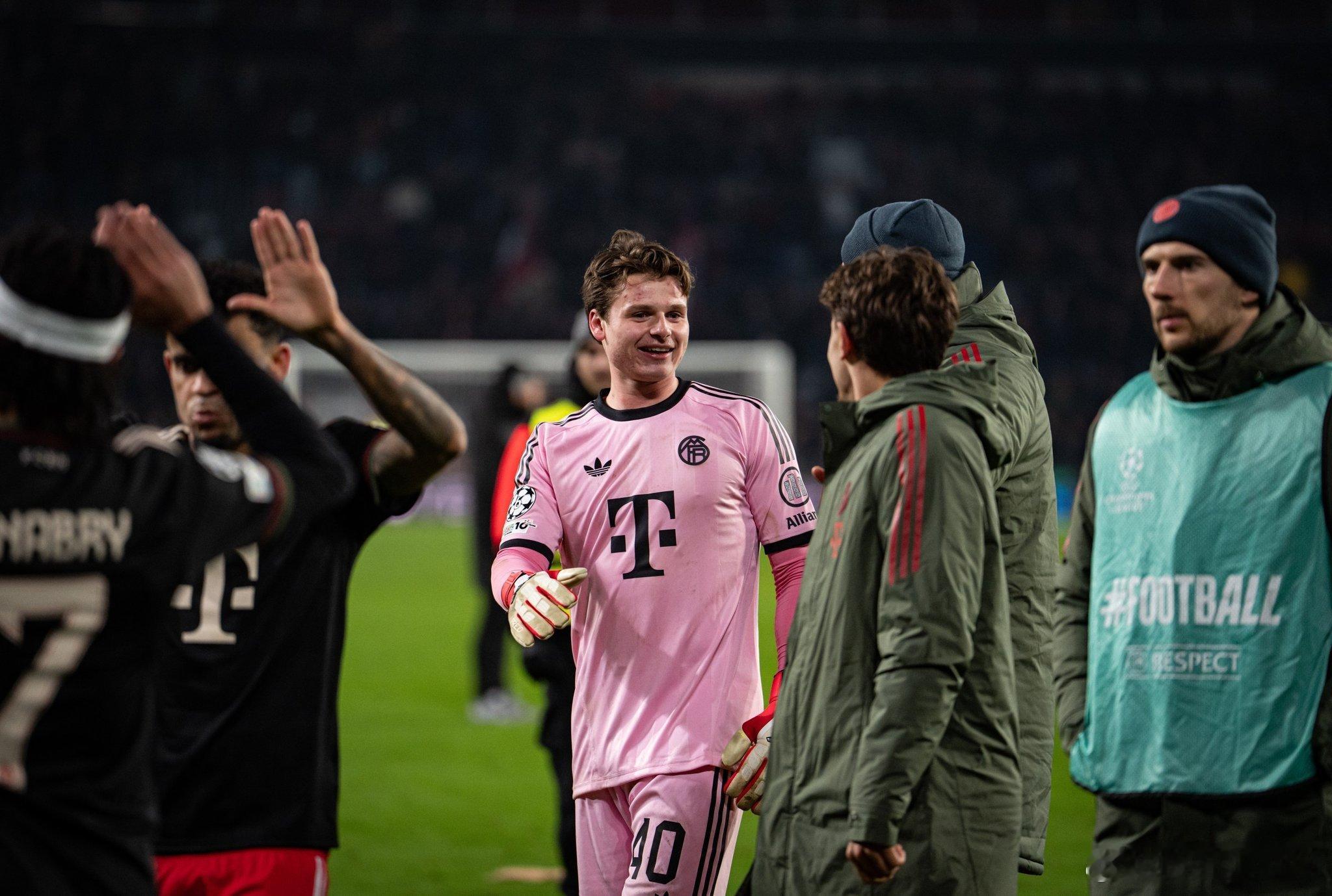 🚨文森特·孔帕尼表示，他決定讓喬納斯·烏爾比希在對陣奧格斯堡的失誤後於昨日首發