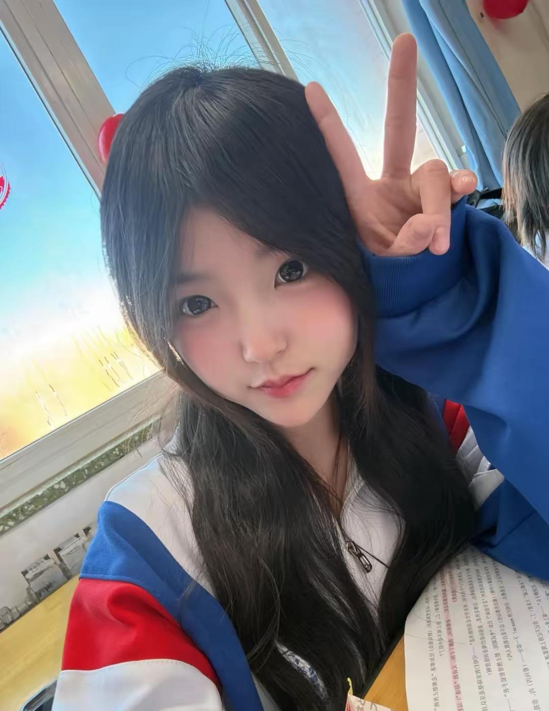 元气满满的一天，从可爱的V字手势开始！😊📸