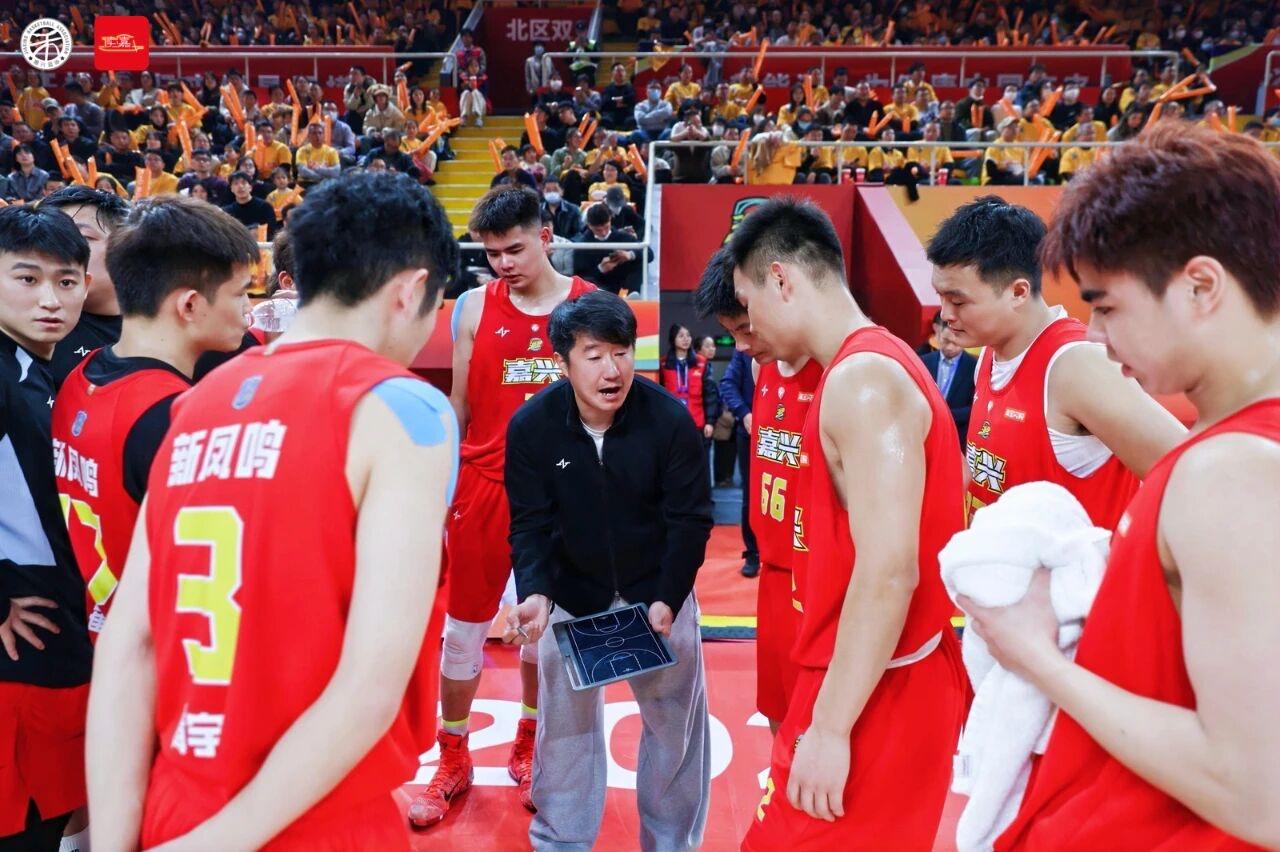 嘉兴队与绍兴队的荣誉之战，两个晋级赛门槛外球队的斗争，“黄毛”哥与“肘子”哥谁会