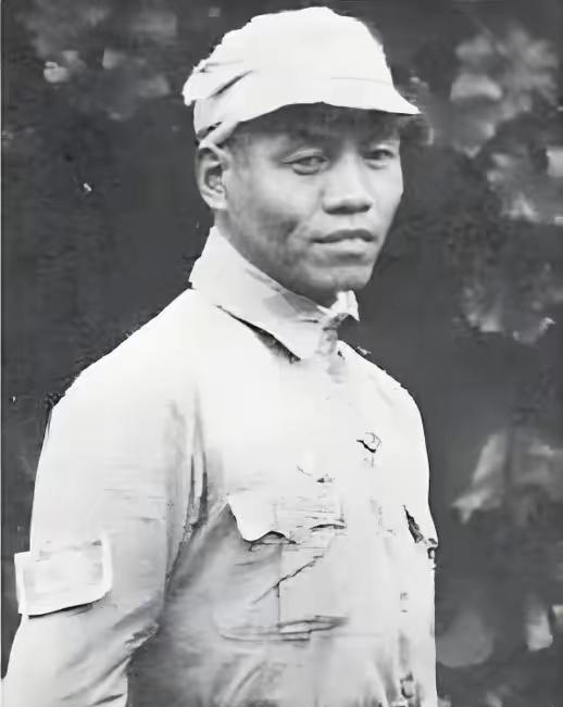 1933年，红九军军长何畏拔出手枪，对准作战科长周希汉的脑袋，“砰砰砰砰砰”连开