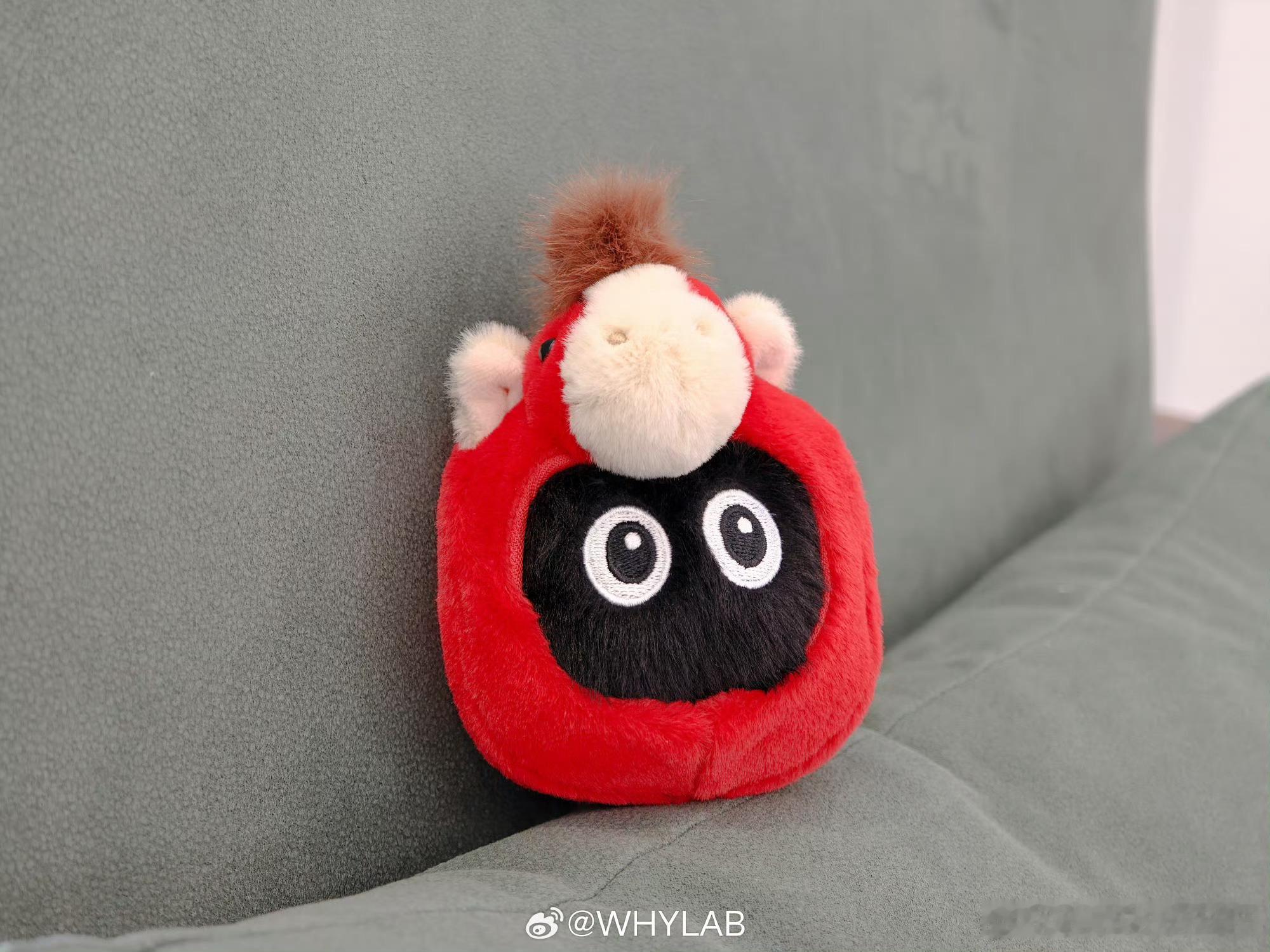 收到了 OPPO 的新年礼物，针对马年定制的玩偶“马布点”，红黑配色很讨喜，手感