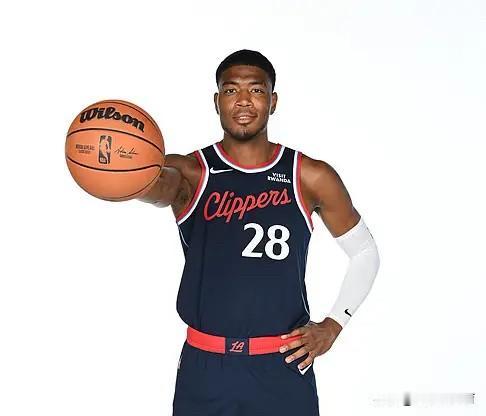 NBA季前赛勇士对阵快船的比赛正在进行中。

半场战罢，快船55-43领先勇士。
