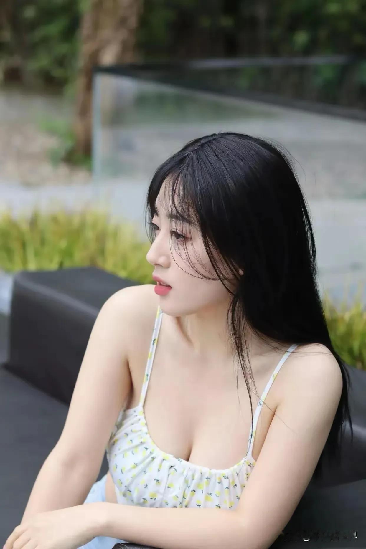 清风拂面，长发飘逸。