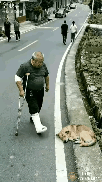 真是应了那句话，时候一到，报应自然就来了。
这个老人，瘸的是腿，坏的是心！