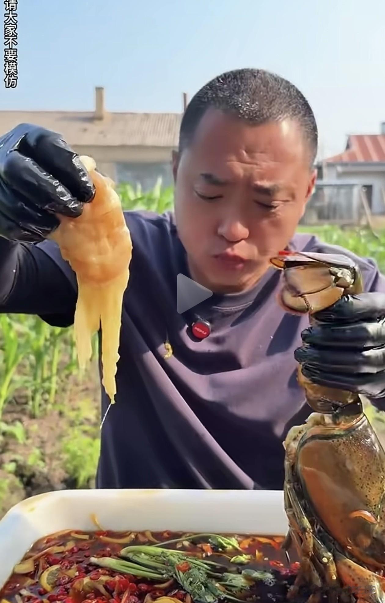 这大哥确实猛，海鲜生腌难道不怕有寄生虫吗？
除了寄生虫，生腌还可能携带副溶血性弧
