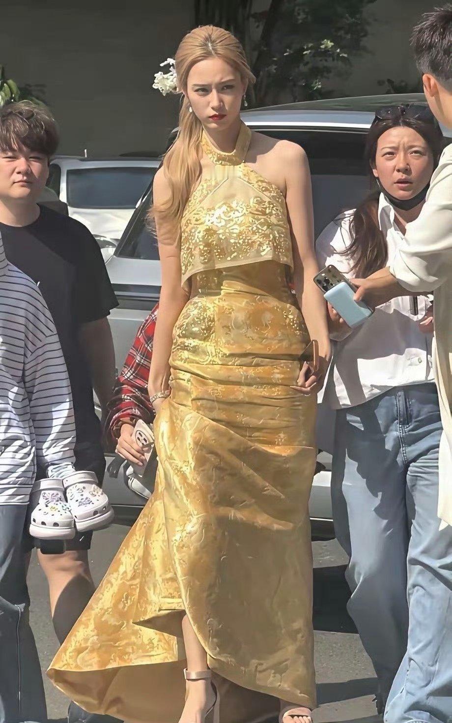 徐艺洋生图竟然这么抗打，个子比旁边的男生还高，皮肤白白嫩嫩，这状态绝了 