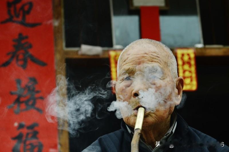 想起六七十年代，村里最流行
，叫“吃烟”，一口烟火气藏着穷与盼。下地干活、歇晌乘