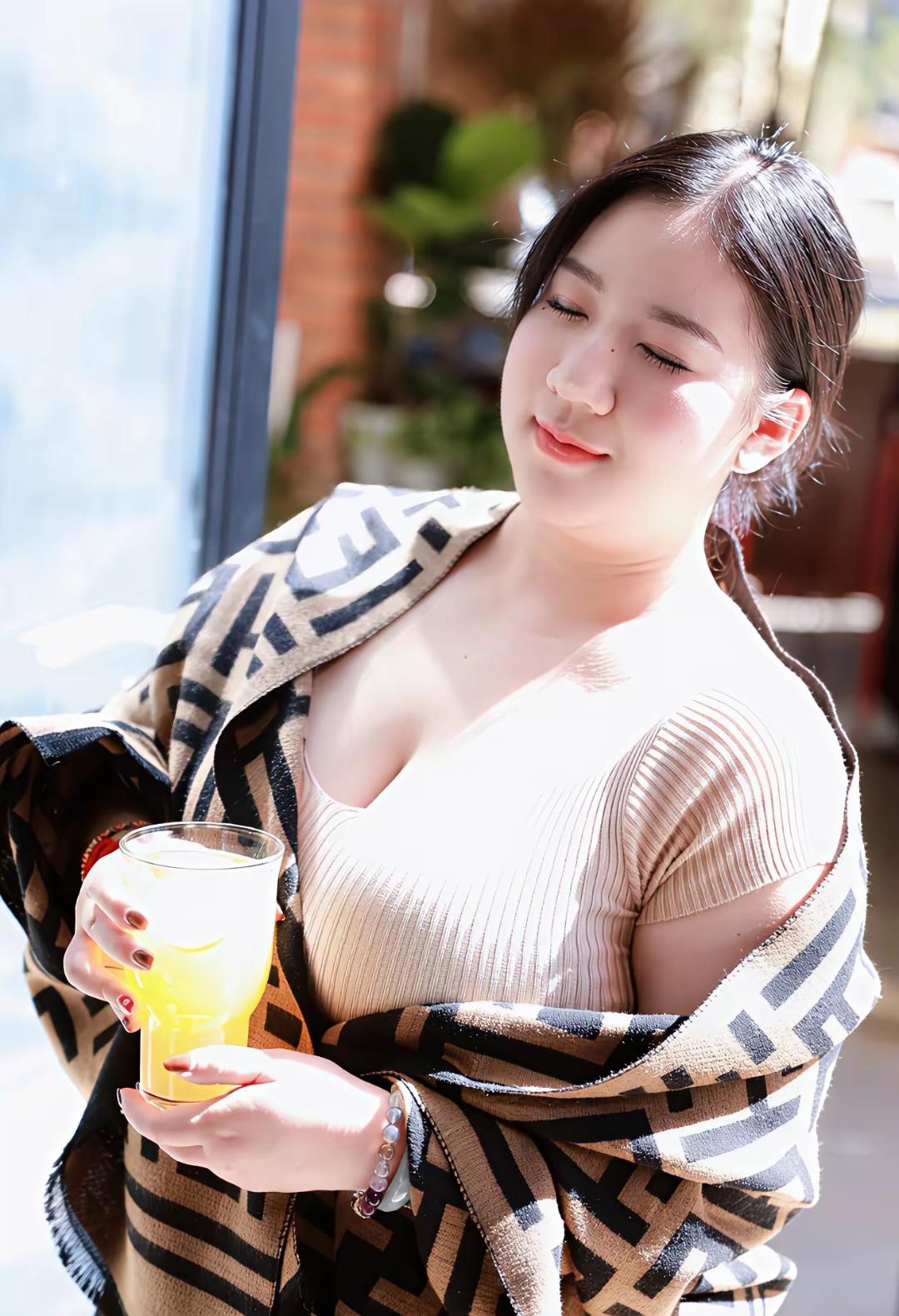 阳光明媚的午后，一杯冰爽饮料，享受悠闲时光。