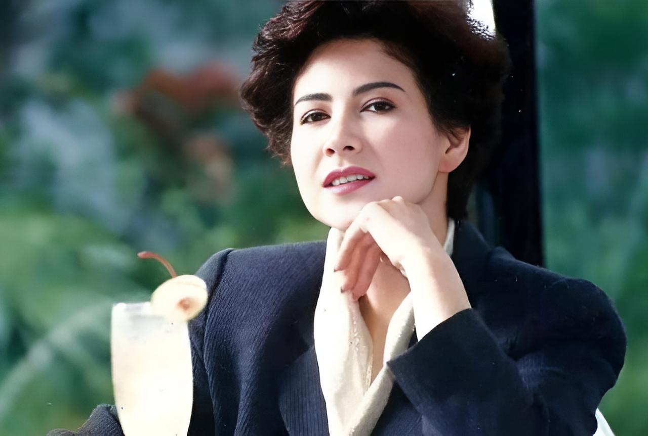 1983年，她的丈夫因车祸身亡，将生命永远定格在了28岁，也将甄妮的人生一分为二