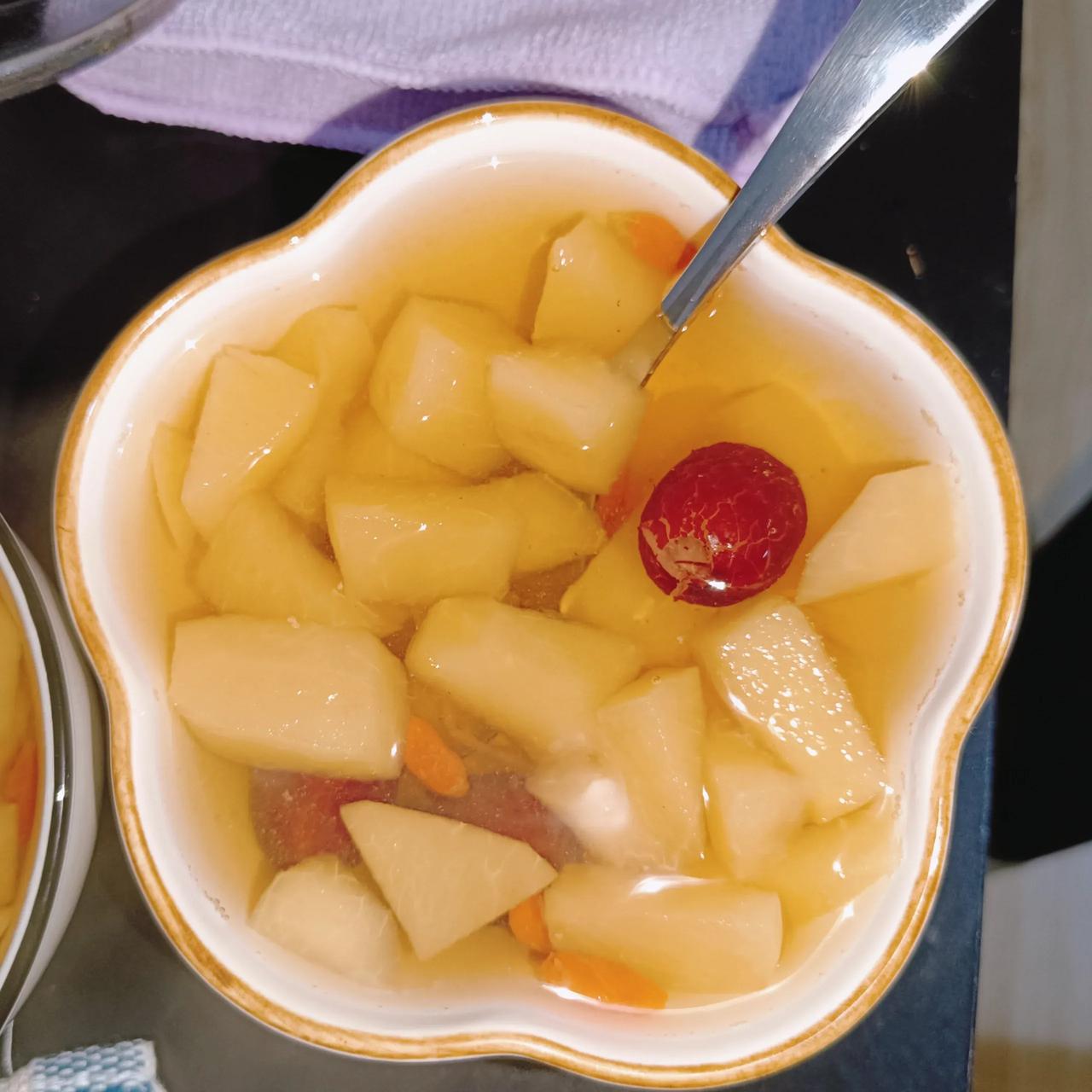 秋天季节交替，宝宝咳嗽试试枸杞苹果水！

秋天天气干燥，冷热交替，很多宝宝容易流