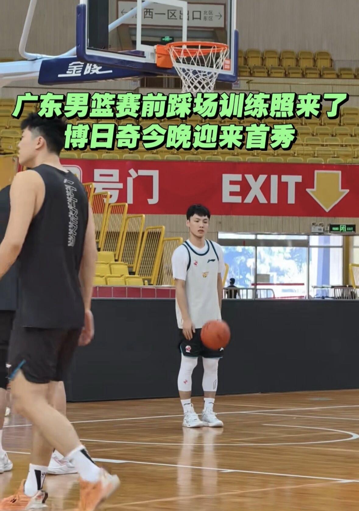 广东男篮赛前踩场训练全员就位，博日奇即将迎来广东宏远生涯首秀！
挑战赛今晚19点