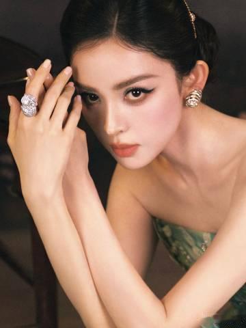 娜扎刺绣抹胸绿裙娜扎完全女王殿下薄荷绿抹胸长裙布满精致刺绣，华丽重工，娜扎气场全