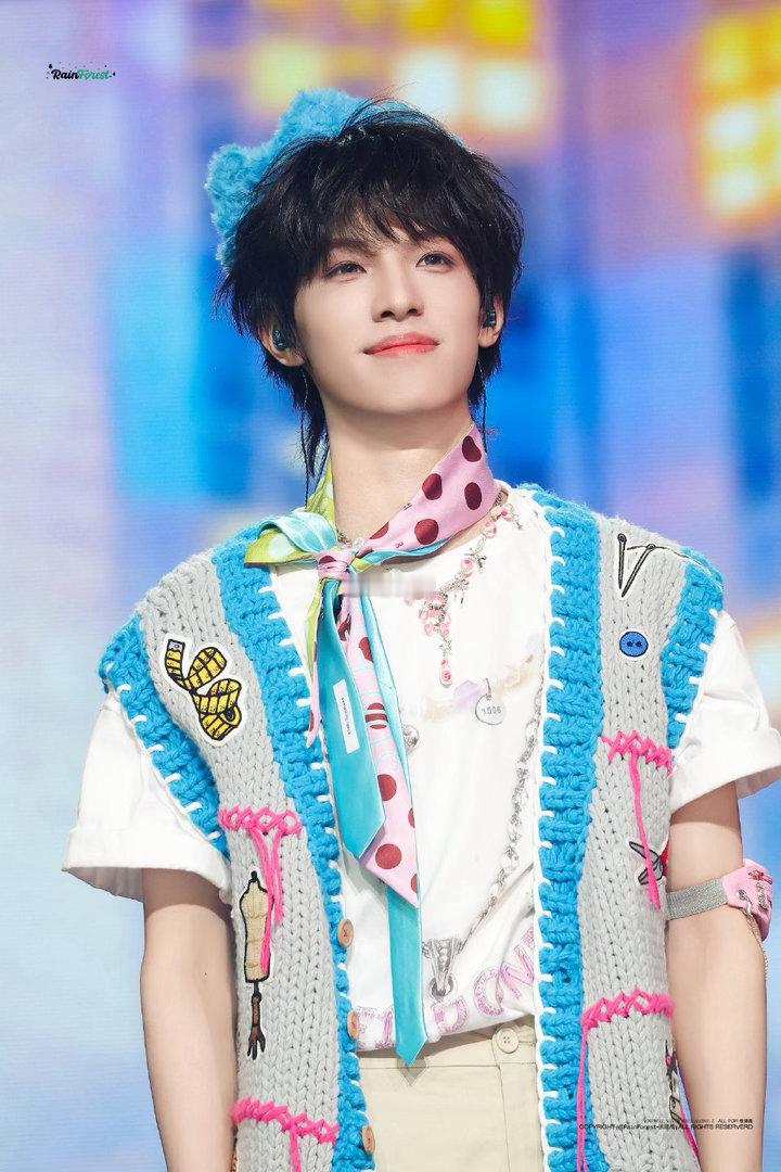 张泽禹别看手机看看我吧张泽禹毛绒小王冠 张泽禹这套图我可以看很多遍，毛绒小王冠衬