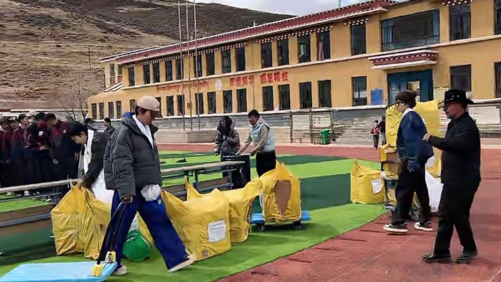 十个勤天送校服 突然就懂了为什么那么多人喜欢他们，不是因为他们有多厉害，是因为他