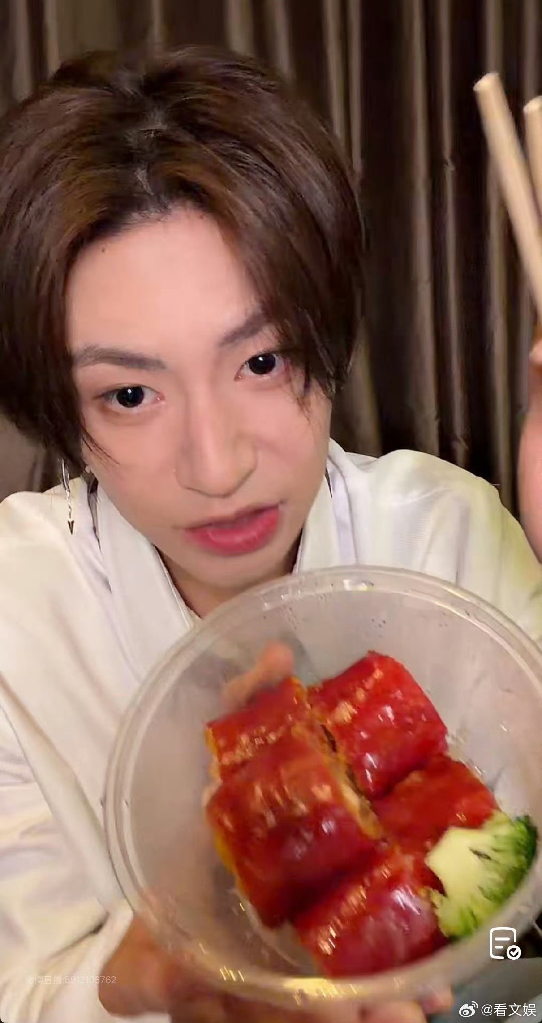 王濛 别让武将干这个小鬼直播也太会整活了！直接爆改吃播博主，吃鸡爪还不忘宠粉，一