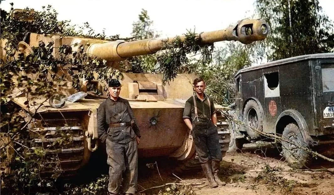 1943年夏天在东线，一辆502装甲VI“虎”式坦克。一辆Kfz.31...