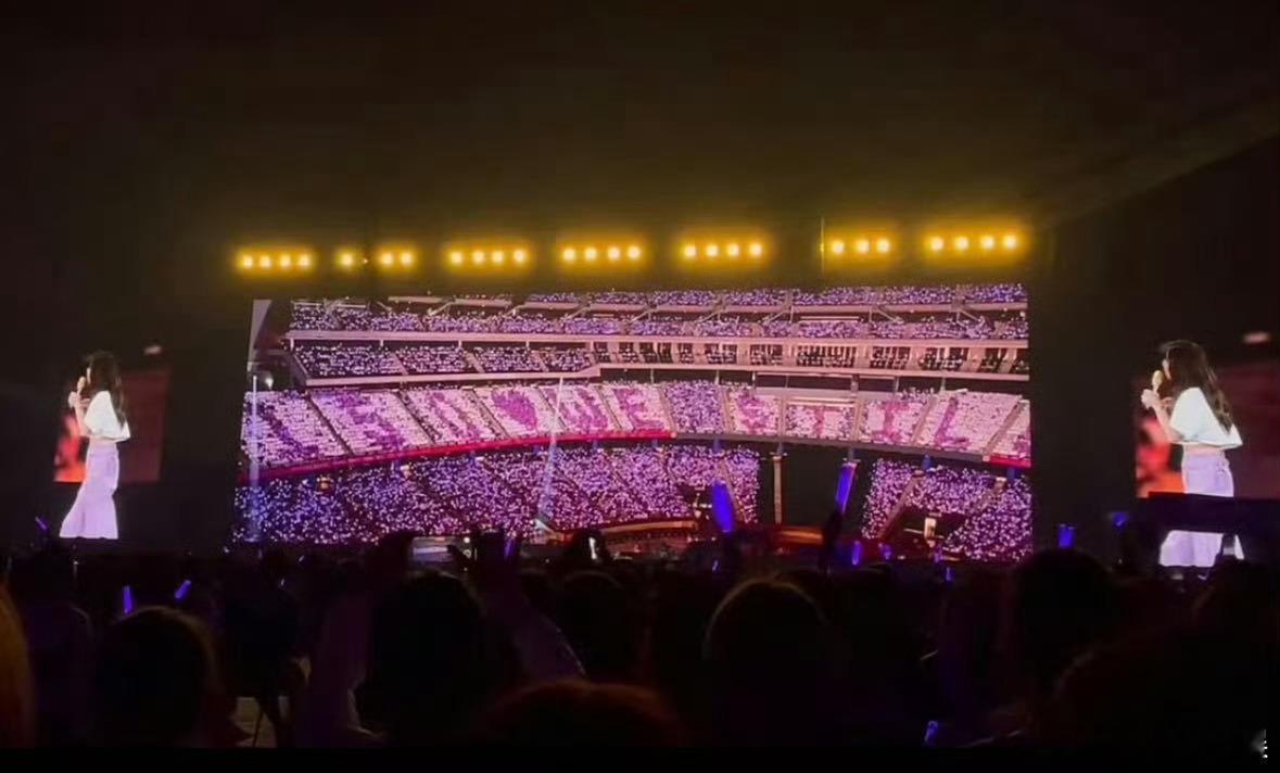 邓紫棋四天十五万人点亮大巨蛋初心不改唱响热爱！邓紫棋多年坚守音乐创作，如今凭大巨