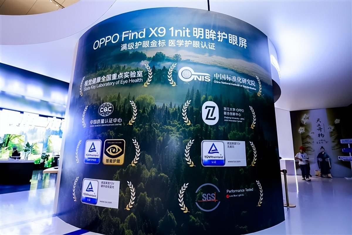 央视撒贝宁探厂刷屏：天马用天工屏给OLED换了一条新赛道！