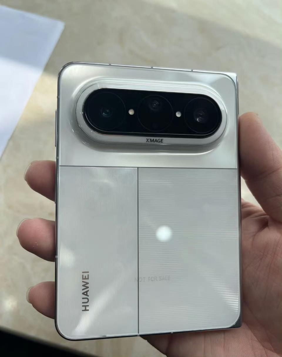 你们要的华为Pura X Max真机来了方方正正的看起来手感很圆润第一代阔折叠已