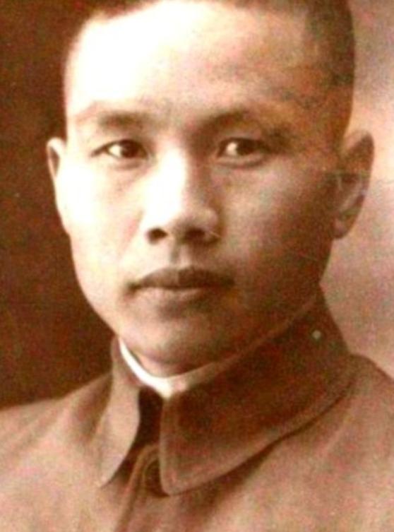 1948年，军统少将周镐突然人间蒸发，妻子认为他是远赴台湾，殊不知丈夫早已在19