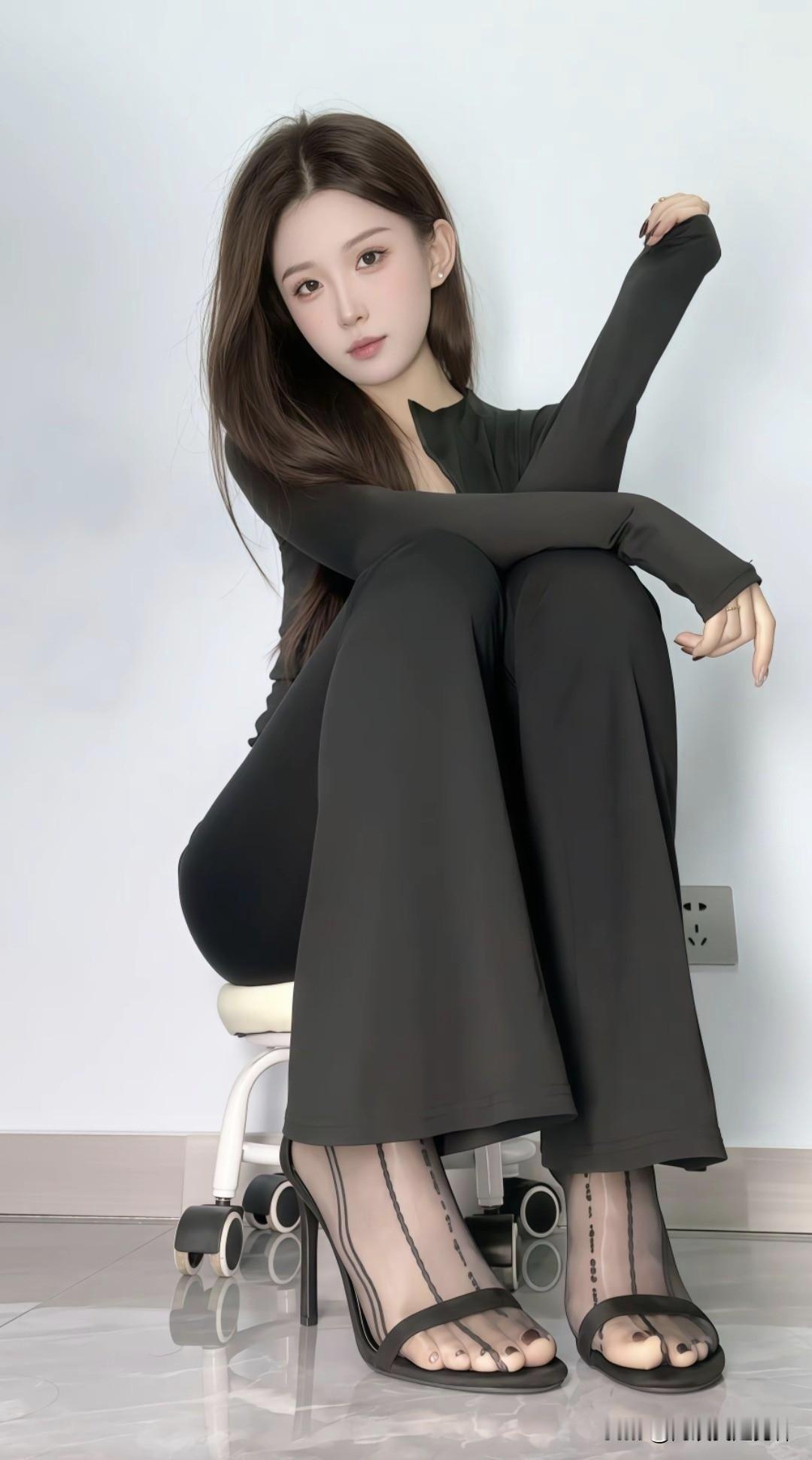 黑衣美人坐，风姿绰约间。