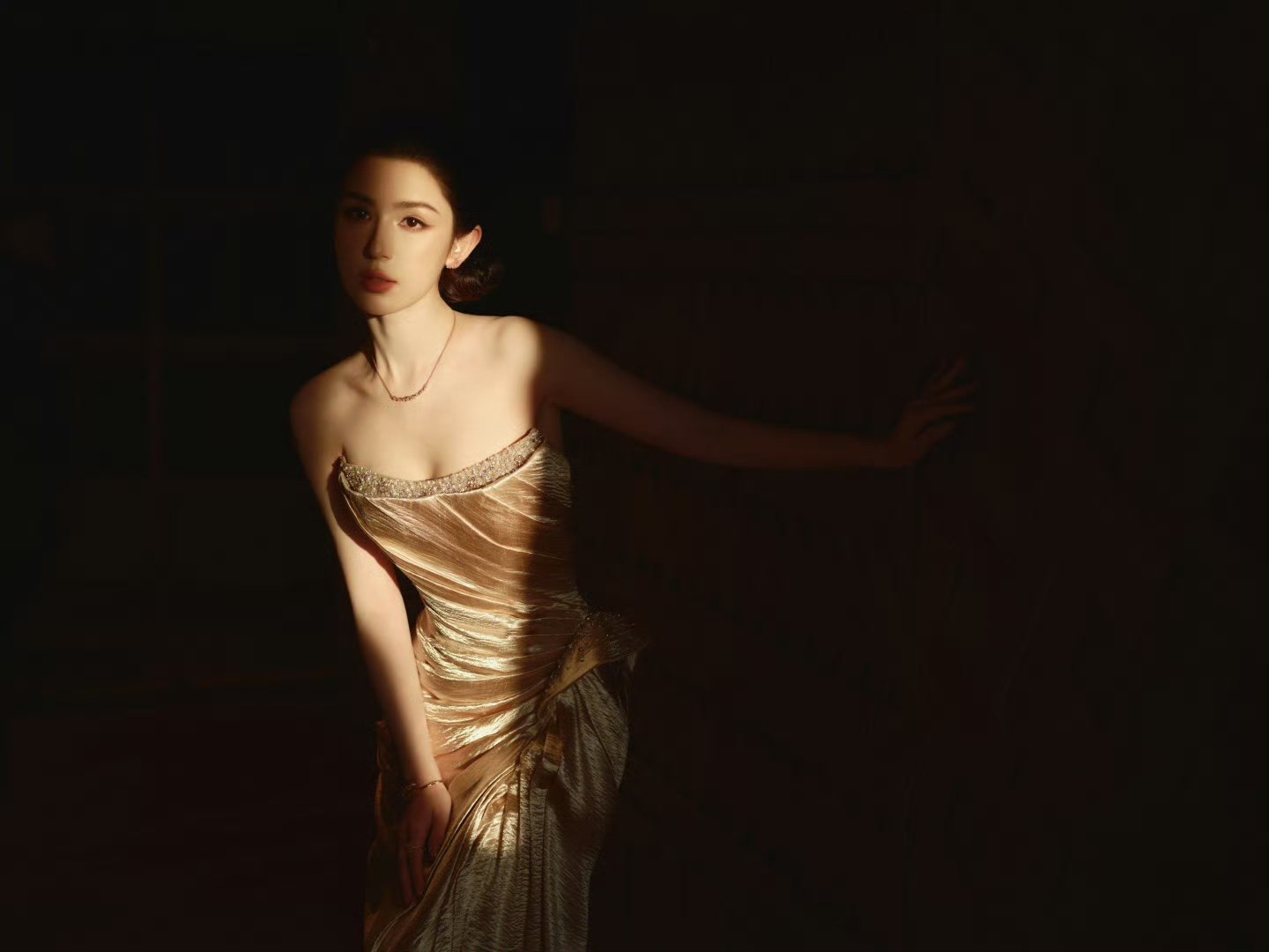 裙摆鎏金生辉，解锁暗夜中的秘密。星光闪耀，哈妮好美！