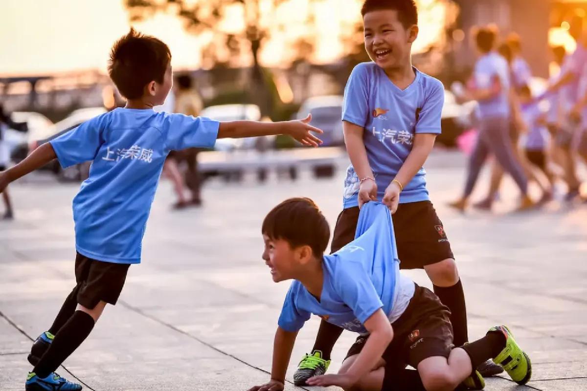 孩子之间打闹是成长必经的事，既能学社交，也可能闹矛盾，家长介入得讲分寸，才能既护