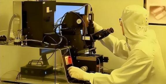 “中国永远都造不出光刻机？”去年，中国物理学教授朱士尧在一次采访中直言：“美国都