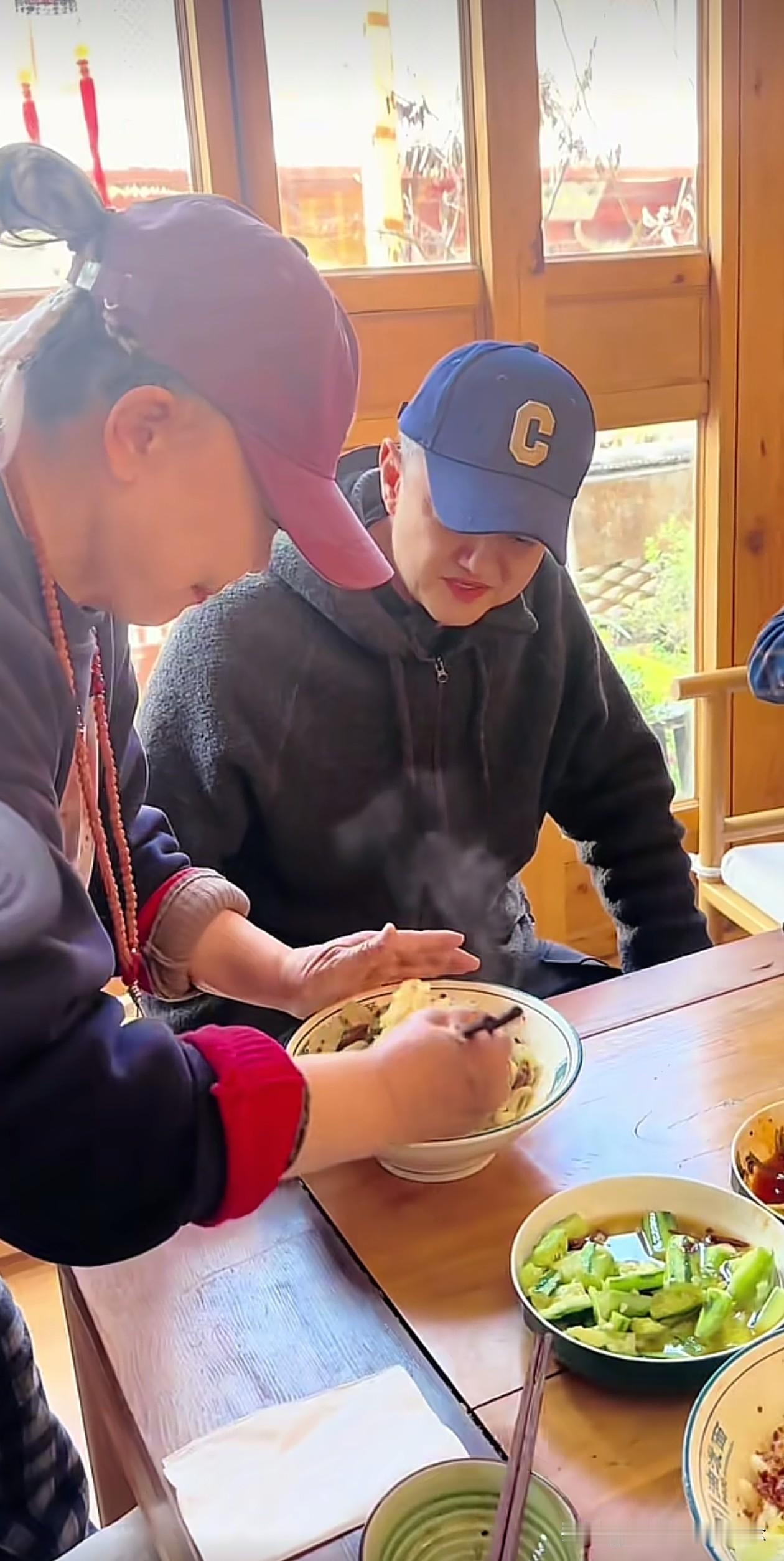 大年初七，
李亚鹏现身云南大理束河，
他点了一碗油泼面，商家发长文感谢。

原来