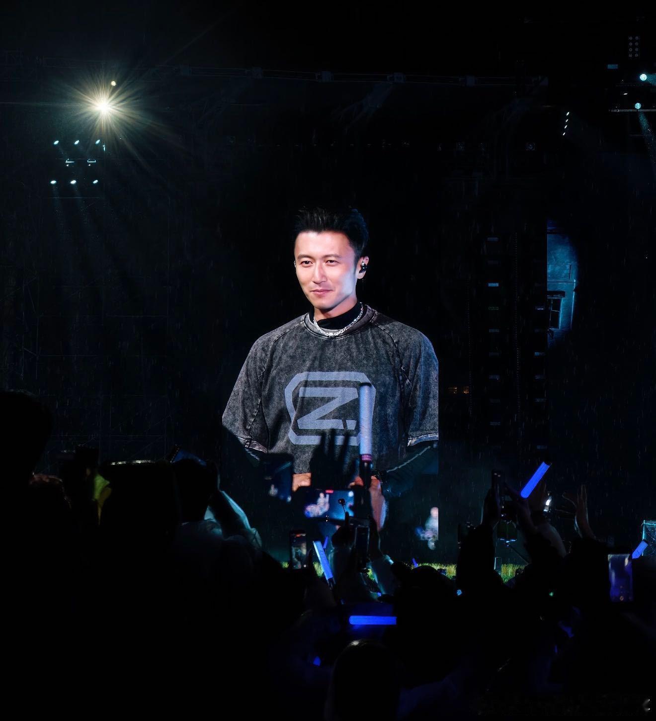 谢霆锋竟然点歌了 武汉演唱会这波操作太绝了！新增曲目《点歌》双关寓意拉满，既是唱