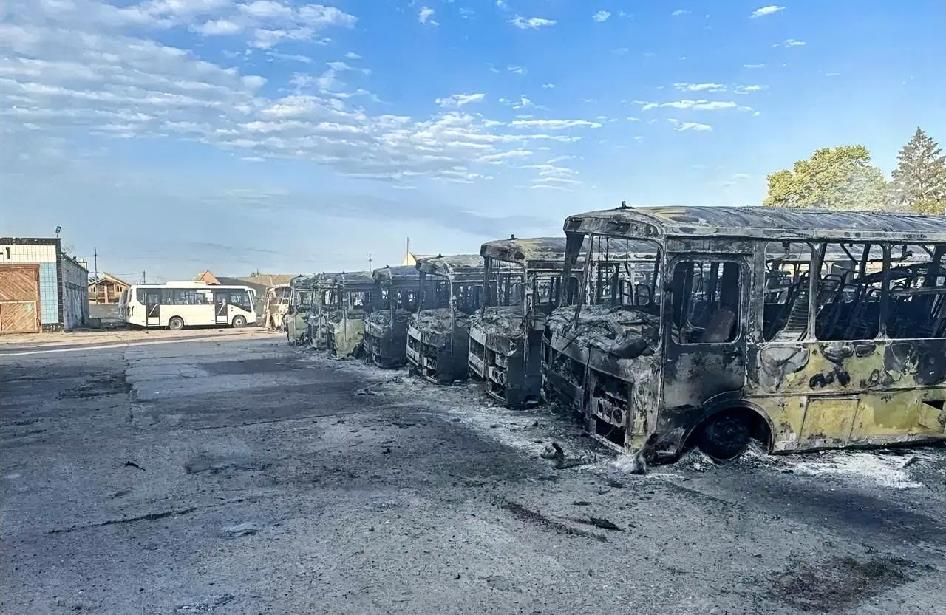 乌军烧毁了赫尔松州14辆校车

乌克兰无人机对俄控赫尔松州的民用客车车队发动袭击