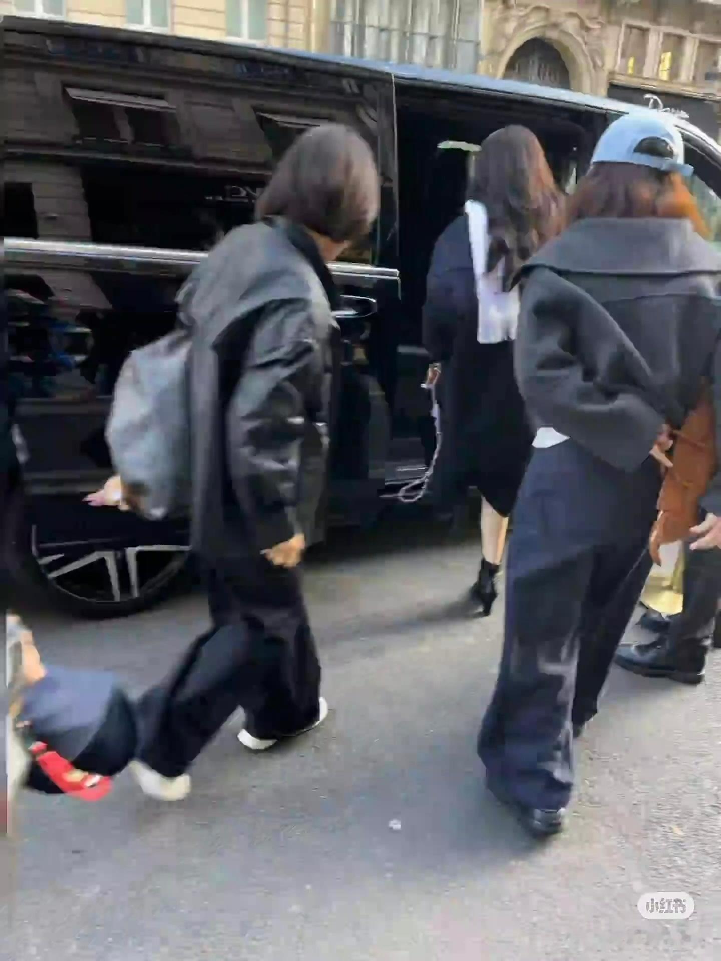 刘诗诗 富士山等来了她的女主角大衣短靴围巾，飘逸浪漫的卷发刘诗诗，Celine 