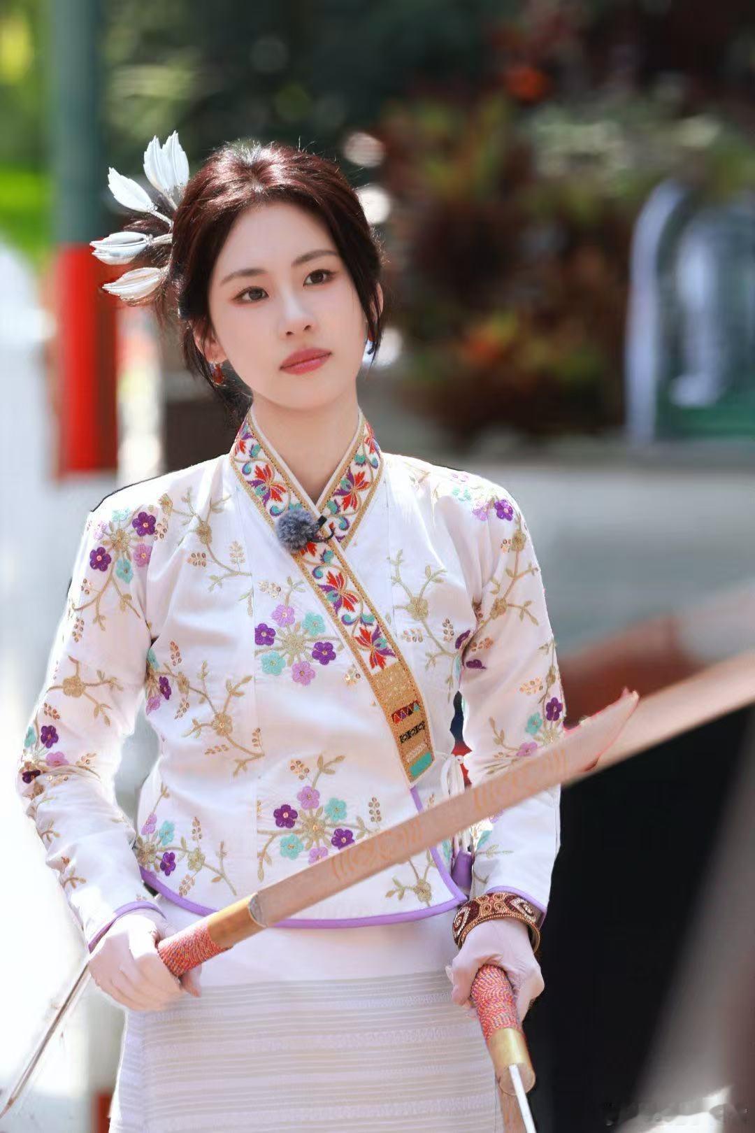 张碧晨跳了傣刀舞张碧晨学舞都是优等生 没想到歌手出身的她学舞这么厉害，傣刀舞力道