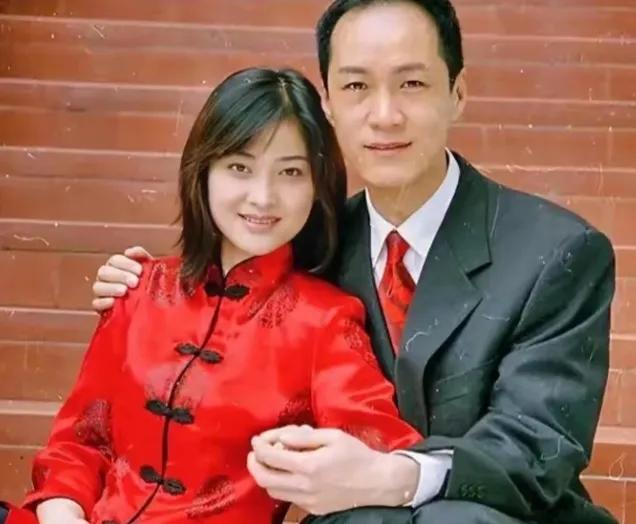 照片中这个男的大家应该都很熟悉吧！他可是演艺界的一股清流！出道至今无绯闻，左边这