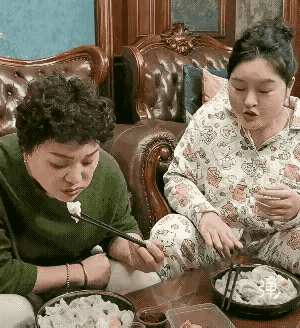 这就是我儿子千挑万选的老婆，第一次在一起吃饭就这形象，让人看了确实是恶心死了。
