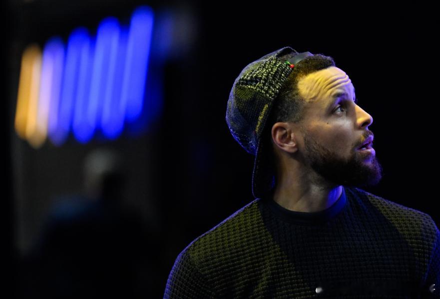 勇士球星库里今日接受媒体采访时谈到了联盟一些球队摆烂的话题。当被问及NBA该如何