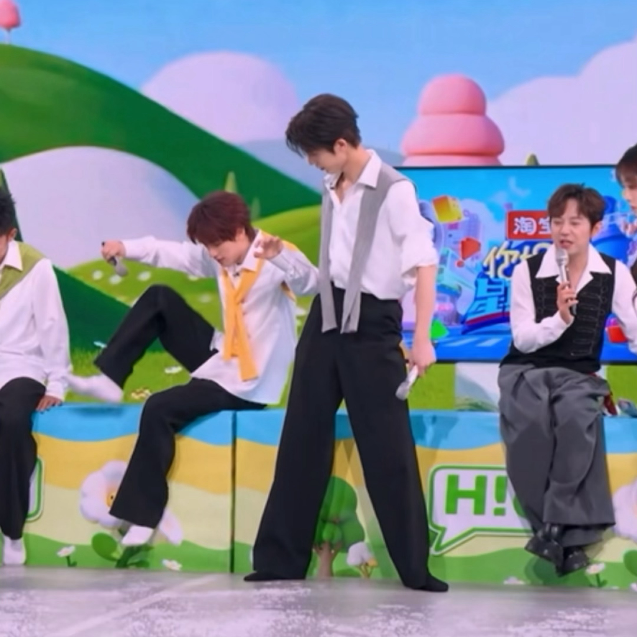 把他俩打包进偶像剧剧组演哥弟🥰🥰🥰🥰张凌赫扶丁程鑫这一下