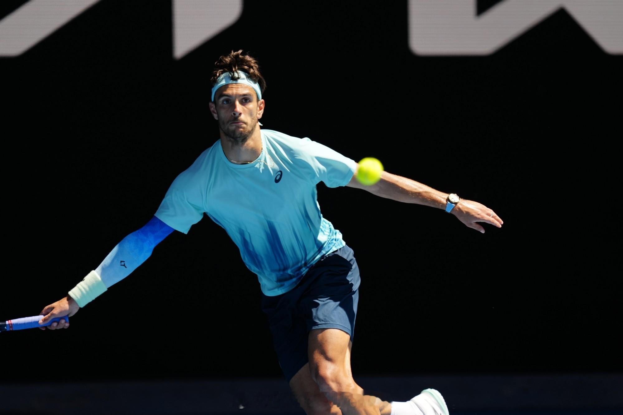 澳网2026 男单第四轮，5号种子穆塞蒂6-2/7-5/6-4直落三盘淘汰美国球