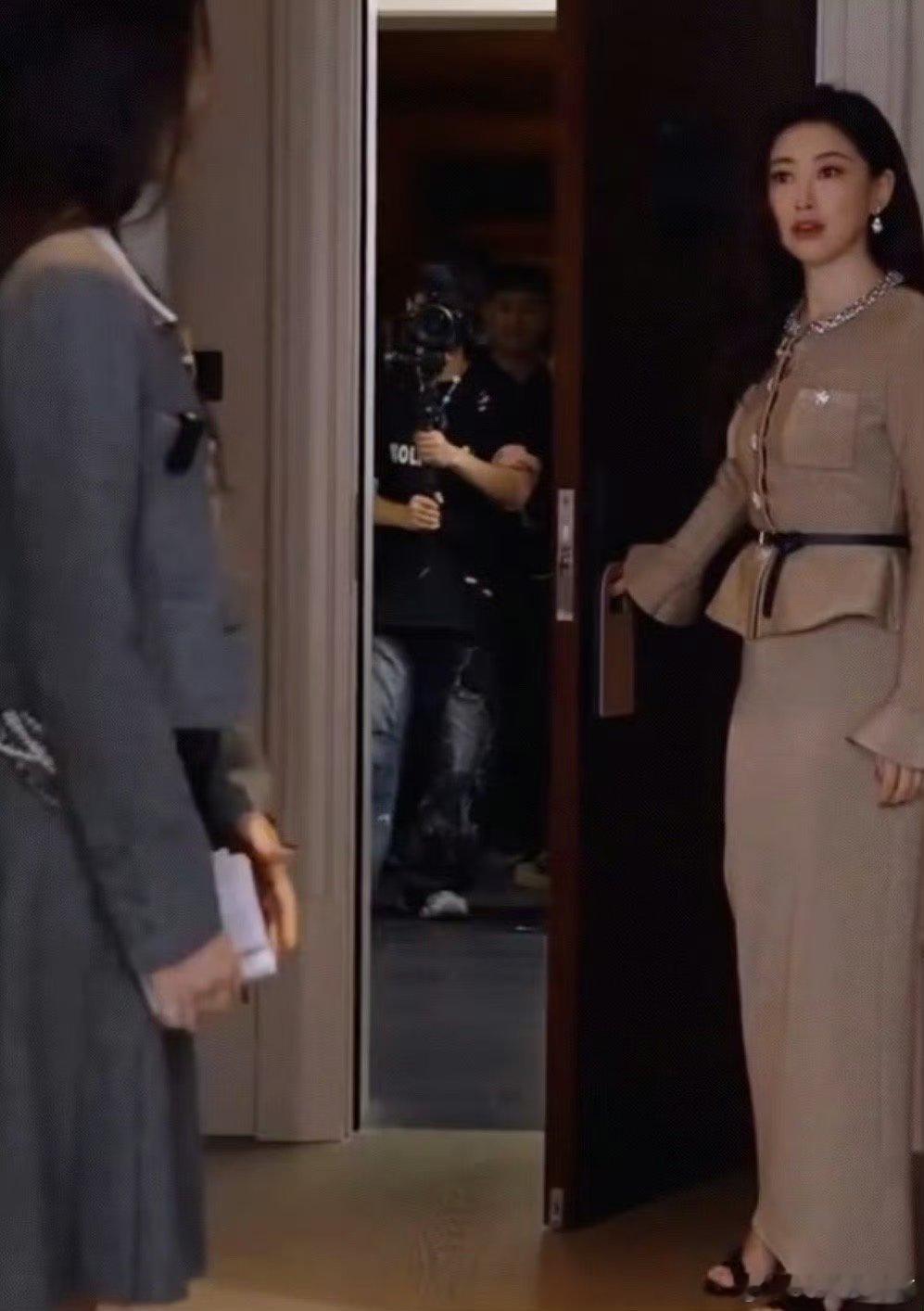 大小姐来喽 小朱把门关上感觉应该是朱珠 得体 ​​​