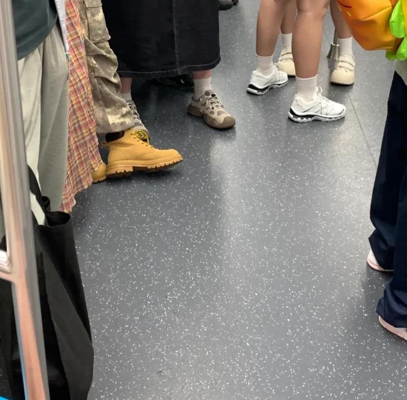 很多人不敢说，，大城市在吸打工人的血!
衣食住行，大城市无孔不入的吸食底层人的血