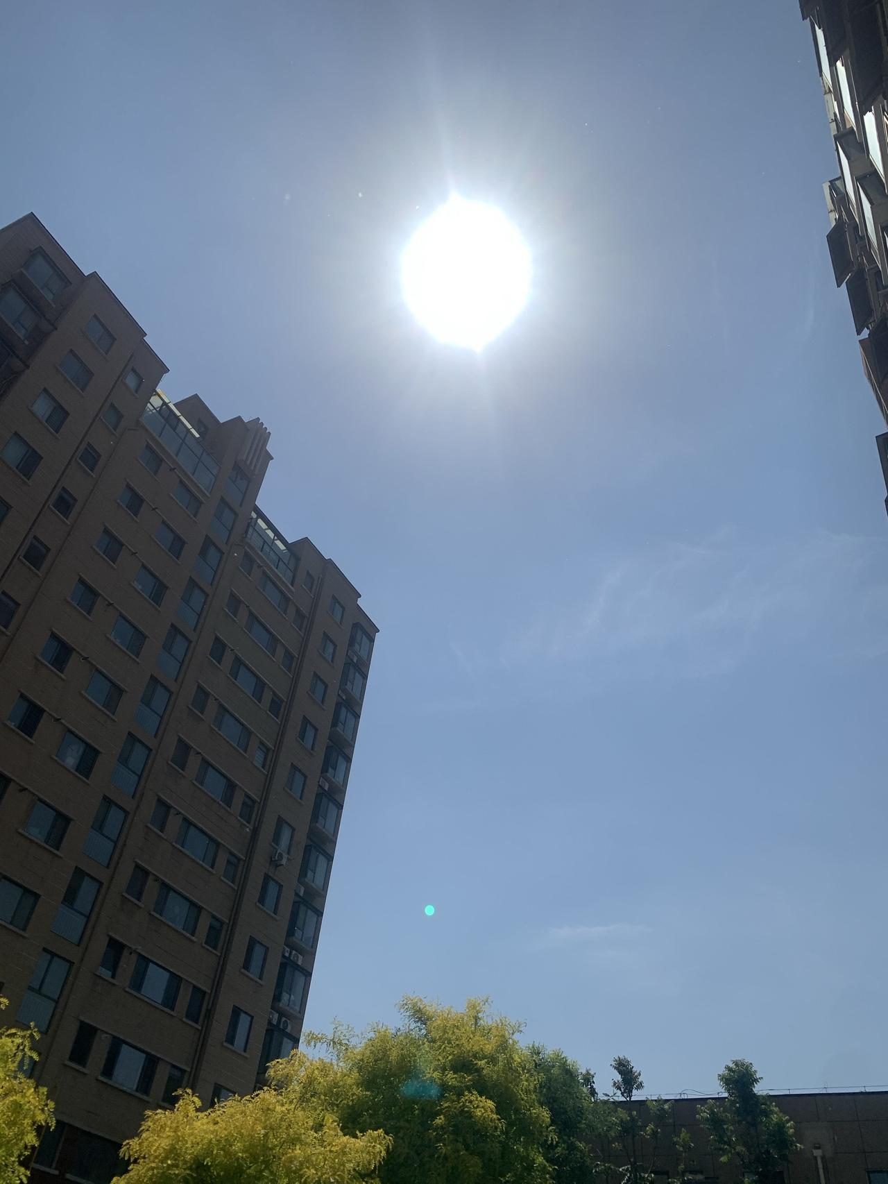 这是我今天中午13点30分拍下的我这里的天空。天空湛蓝，微风拂面，空气清新，阳光
