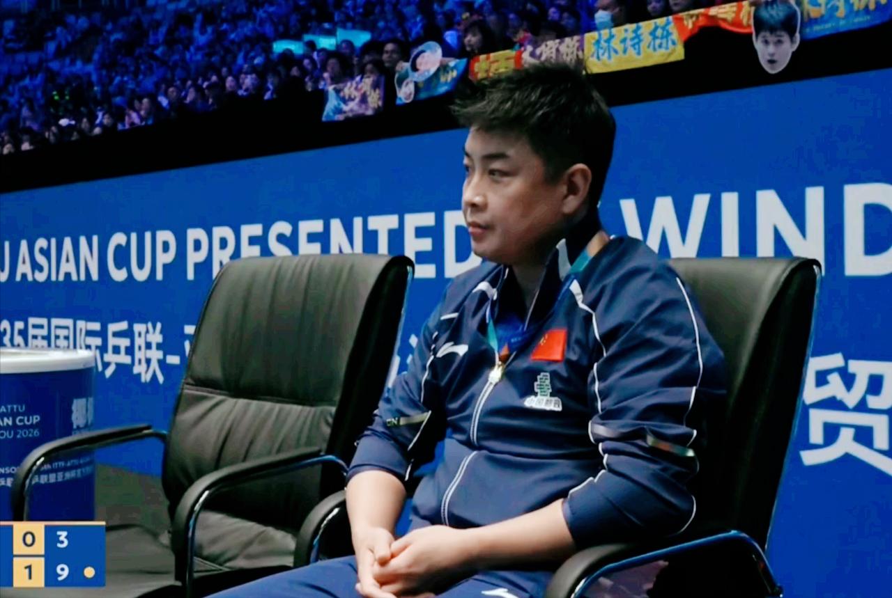 侯英超比王皓还会指挥！哈哈，

第一局林诗栋8:3领先，
被对手追到了
侯英超喊